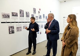 Jesús María Castaño explica la exposición al rector Lluís Serra.