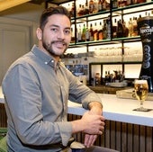 Efrén Guerrero Suárez en la barra de La Bodega de la Avenida