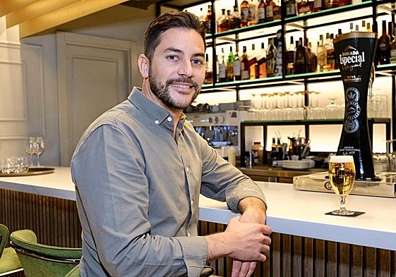 Efrén Guerrero Suárez en la barra de La Bodega de la Avenida