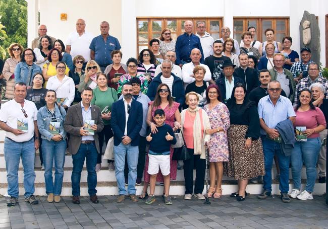 Alcalde, concejalas, ediles, la señorita María Jesús, alumnas y alumnos, y vecinos de Pájara.