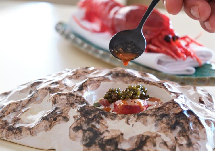Arriba, cola de bogavante atlántico a la parrilla, elaborada con mantequilla cítrica, infusión de mojo verde con coco, ensalada de brotes y caviar. Abajo, uno de los entrantes del menú de degustación de Fuerteventura: ensalada líquida, preparada con granizado de aguacate, esferas de fresas, trozos de pescado ahumado e infusión de pepino, uvas, manzana y lima.