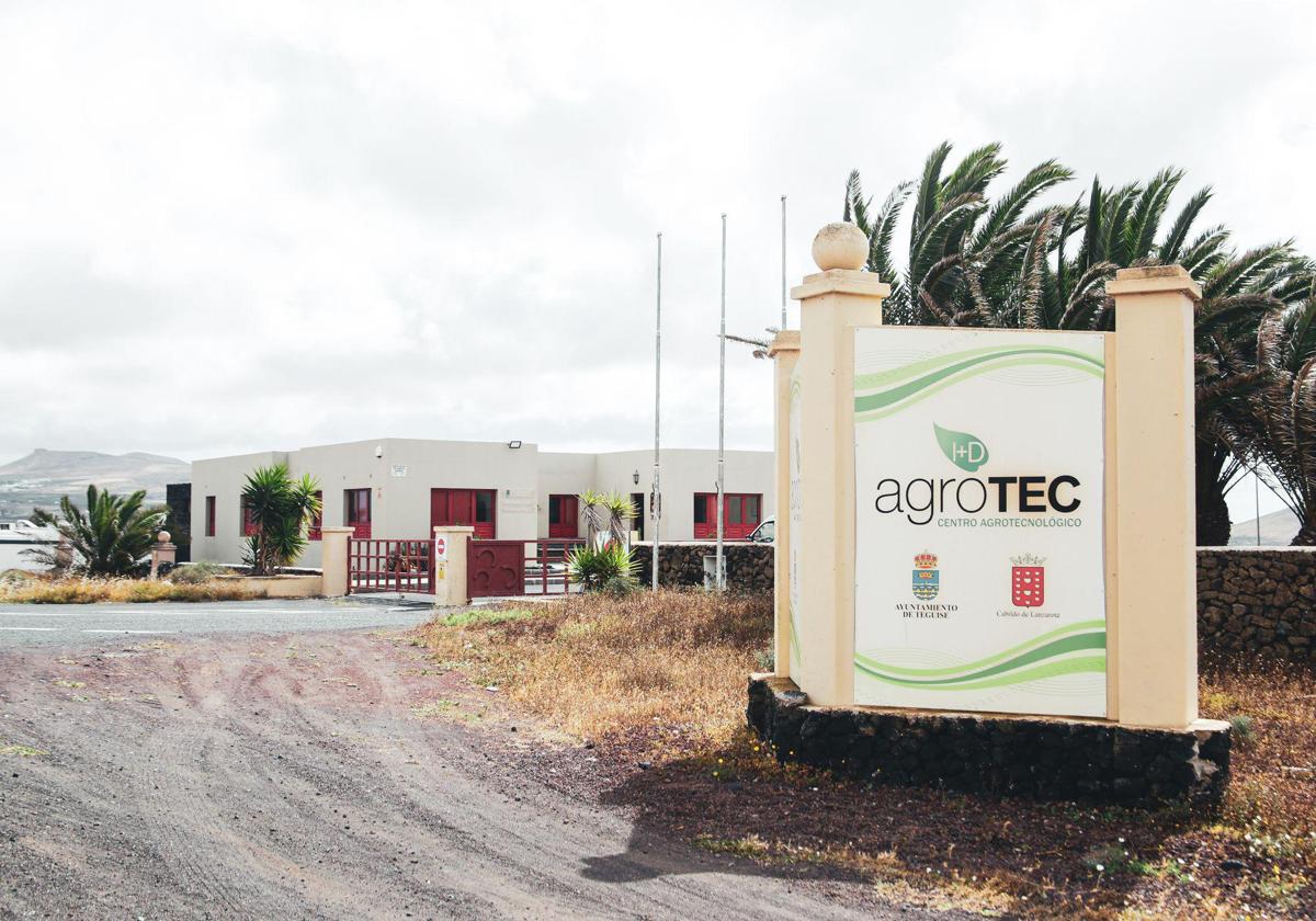 Teguise entrega una nave para facilitar la recría de ganado