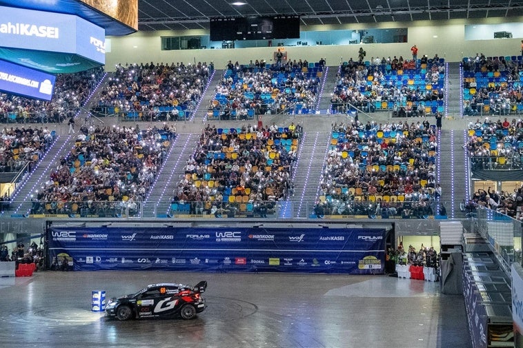 Rovanpera, sobre el firme del Gran Canaria Arena y luciéndose ante la afición.