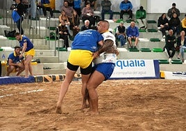 José González, de blanco, antes de de desvanecimiento.