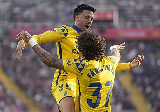Fabio Silva y Javi Muñoz celebran el triunfo de la UD en Montjuic.