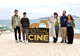 Los integrantes del jurado de Canarias Cinema posan con la actriz Sara Toledo, protagoniza de 'A nuestros amigos', y con el cineasta Fernando Alcántara.