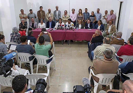 Imagen de la semana pasada de los 22 concejales que abandonaron NC, junto a los miembros de la nueva formación que lidera Teodoro Sosa.