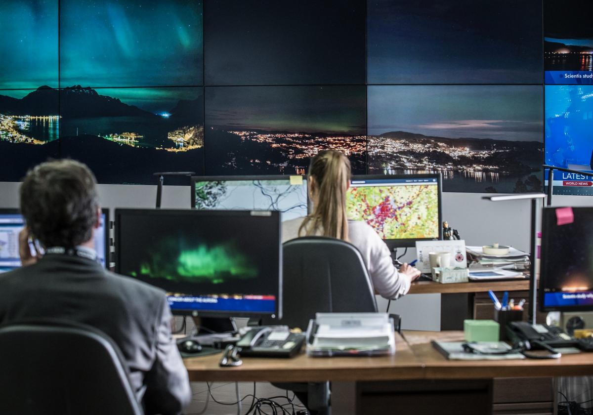 El cero eléctrico que afecta a la Península desde este lunes al mediodía revive la ficción de la serie 'Apagón'.