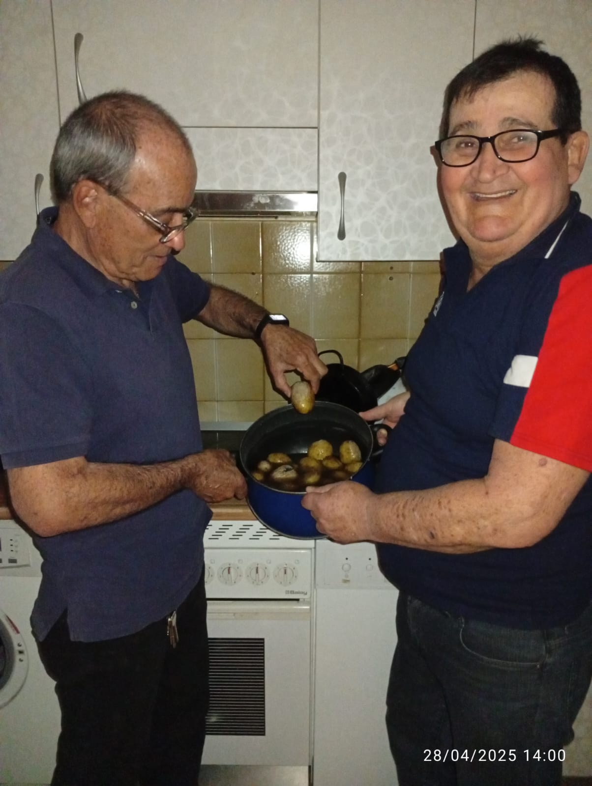 Luis y su hermano Rafael junto a las papas arrugás.