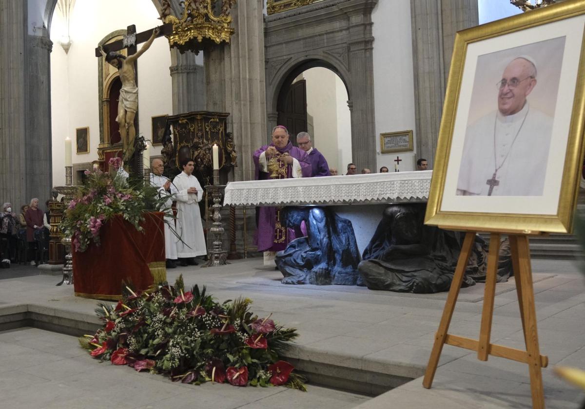 La misa funeral por el papa Francisco en Las Palmas de Gran Canaria, en imágenes