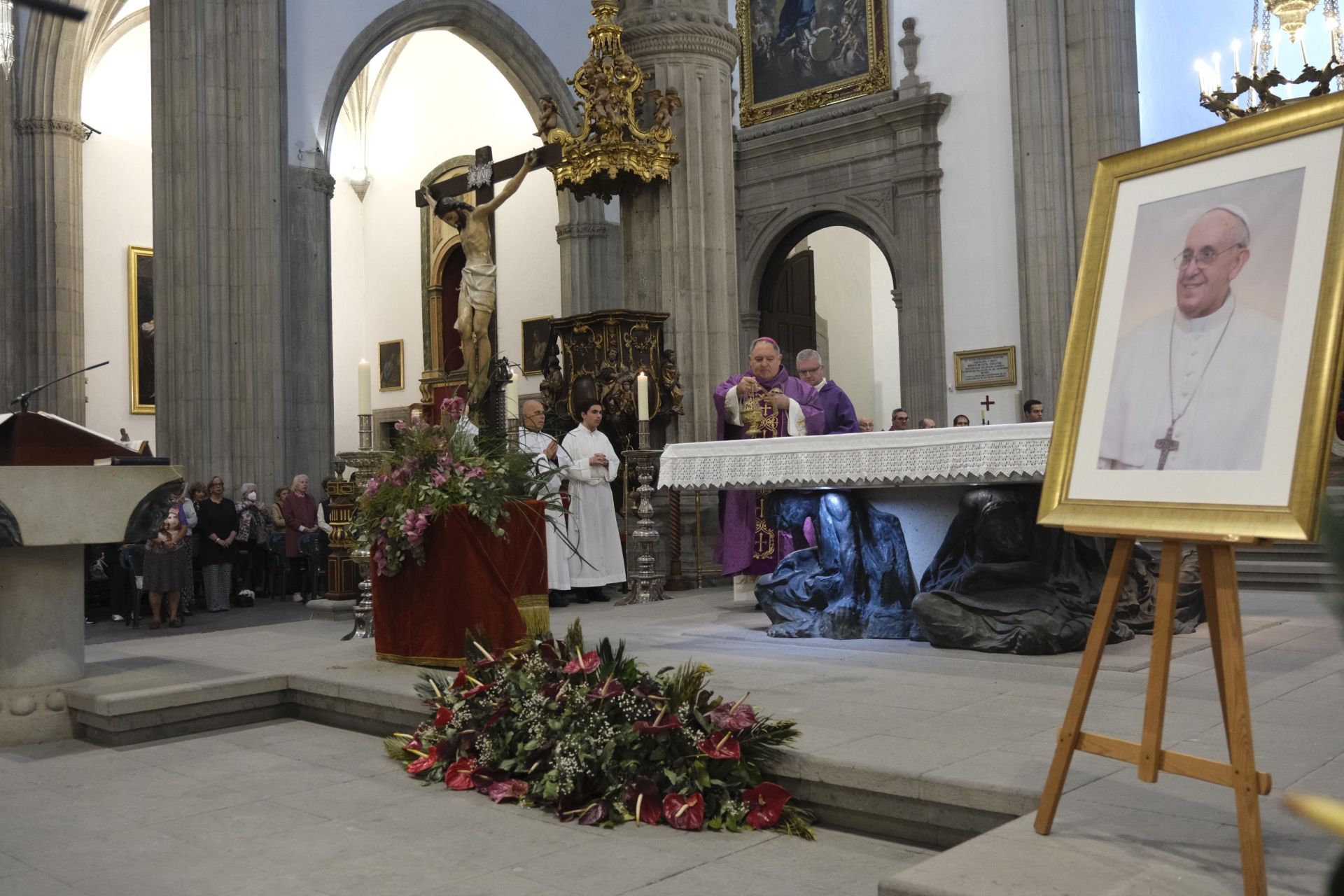 La misa funeral por el papa Francisco en Las Palmas de Gran Canaria, en imágenes