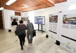 Tres vecinas visitan la exposición de paneles de los finalistas del proyecto para el Guiniguada.