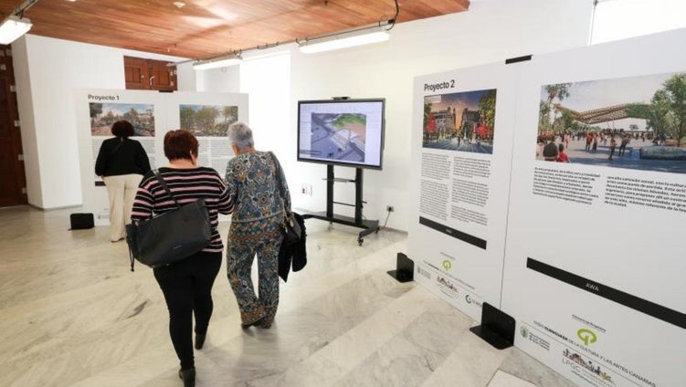 Tres vecinas visitan la exposición de paneles de los finalistas del proyecto para el Guiniguada.