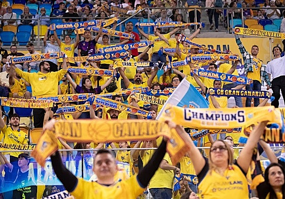La Marea Amarilla alienta a los suyos durante un encuentro disputado en el Arena.