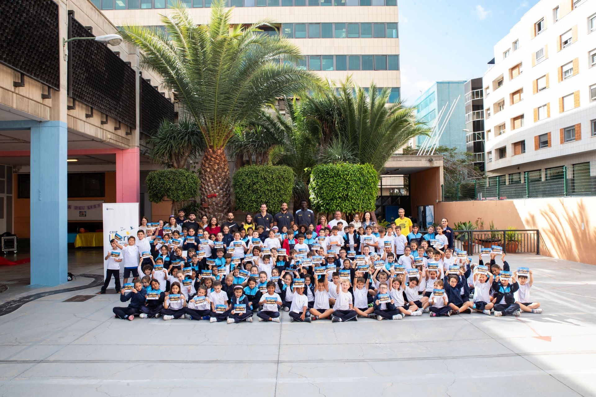 El Granca saca sonrisas a los más pequeños en el CEIP Iberia