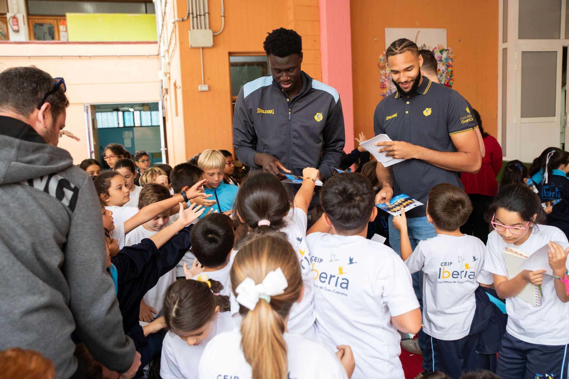 El Granca saca sonrisas a los más pequeños en el CEIP Iberia