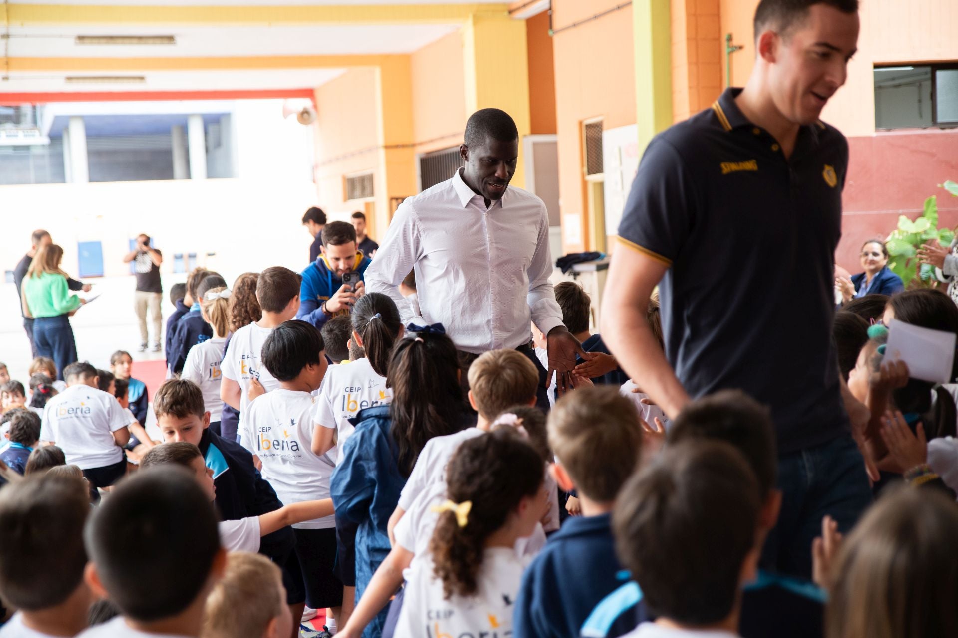 El Granca saca sonrisas a los más pequeños en el CEIP Iberia