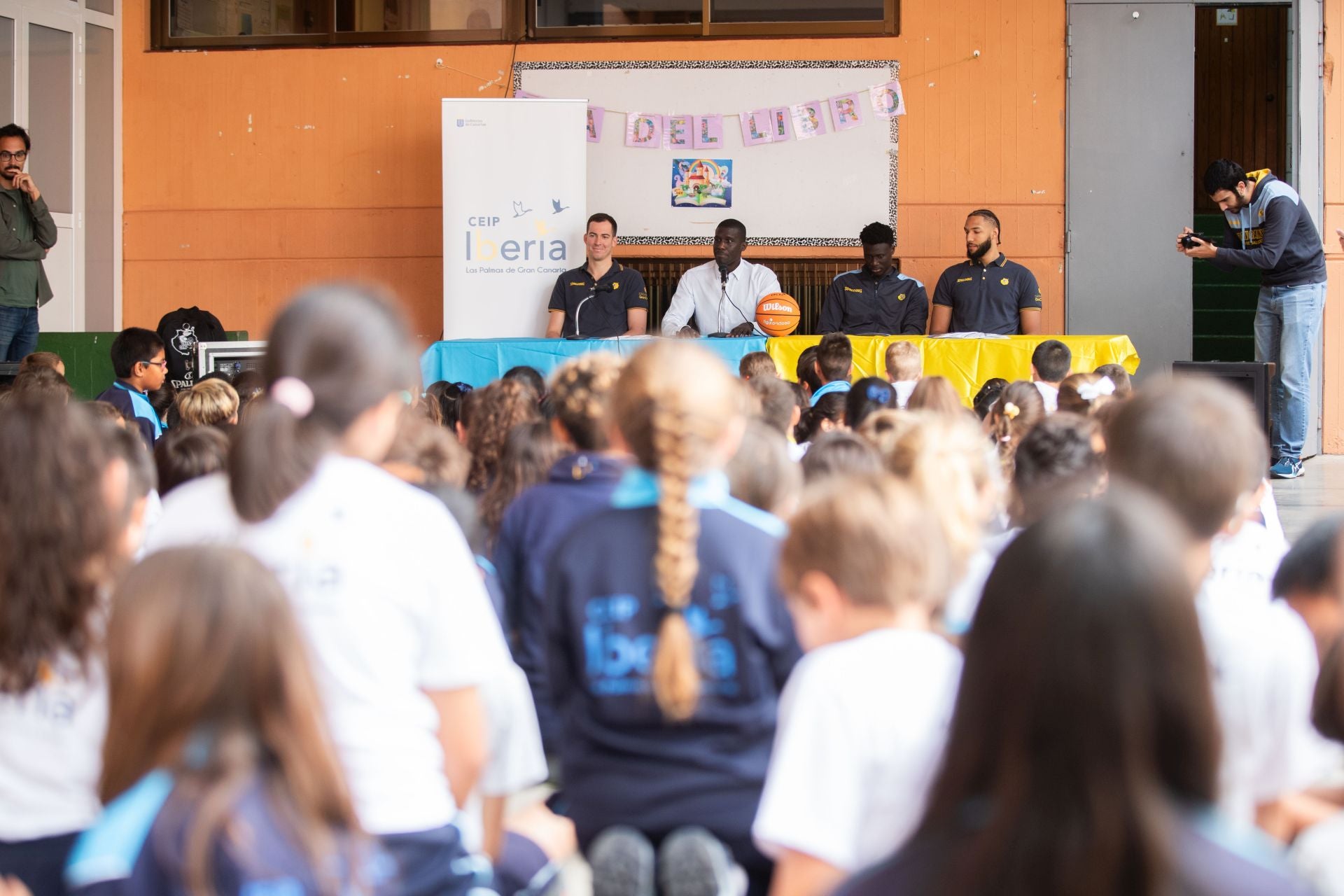 El Granca saca sonrisas a los más pequeños en el CEIP Iberia