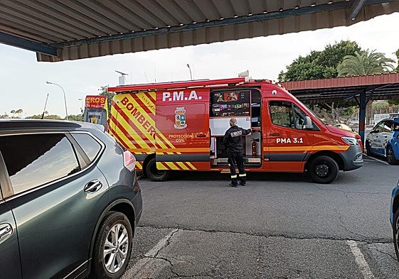 En la imagen, el vehículo del Puesto Avanzado, en el aparcamiento de la comisaría, en funciones de nudo móvil de comunicaciones.