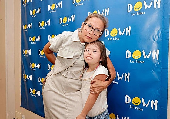 Carolina Buriticá junto a su hija Victoria en la sede de la Asociación Síndrome de Down Las Palmas.