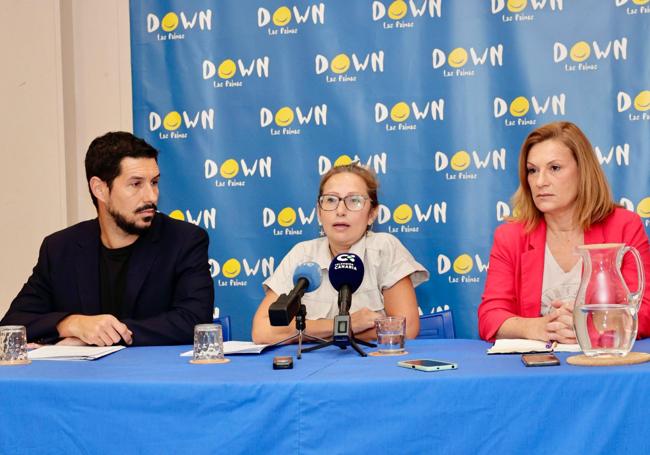 Carolina Burtiticá (c), arropada en rueda de prensa por Ángel Sosa (i) y Marian Álvarez (d).
