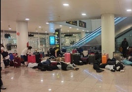 El grupo de menores del IES José Arencibia Gil pasó la noche durmiendo en el suelo del aeropuerto de El Prat, en Barcelona.