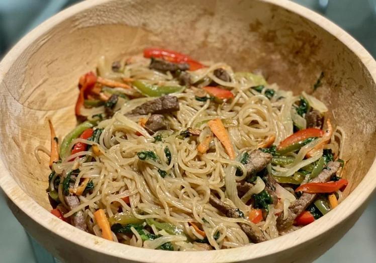 Japchae coreano como almuerzo del lunes