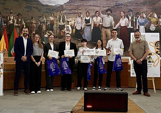 Alumnado del IES Doctoral, ganador del debate, junto a las autoridades.