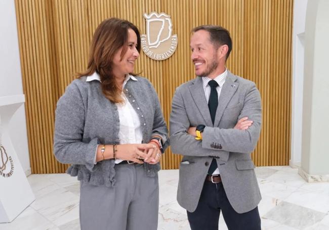 El consejero regional Mariano Hernández Zapata y la presidenta majorera Lola García, el pasado 22 de abril en la Casa Palacio Insular.