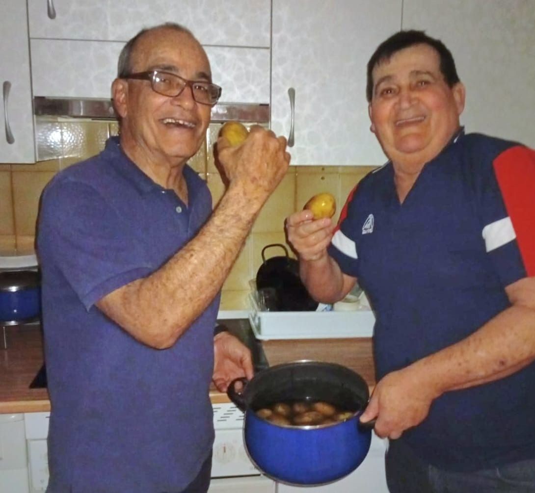 Luis y Rafael Alemán, dos hermanos grancanarios residentes en Madrid cocinaban papas arrugadas cuando comenzó el apagón.