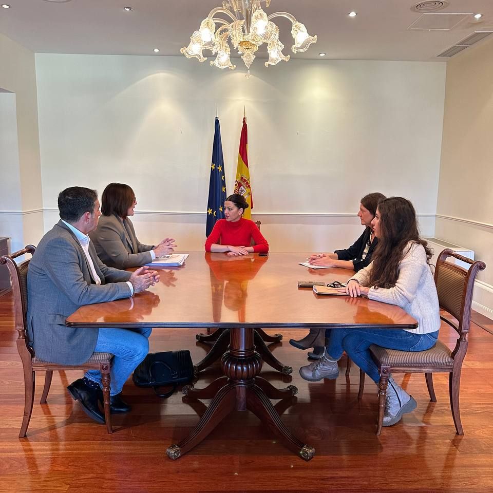Imagen de archivo de una reunión entre Candelaria Delgado y Sira Rego con sus respectivos equipos.