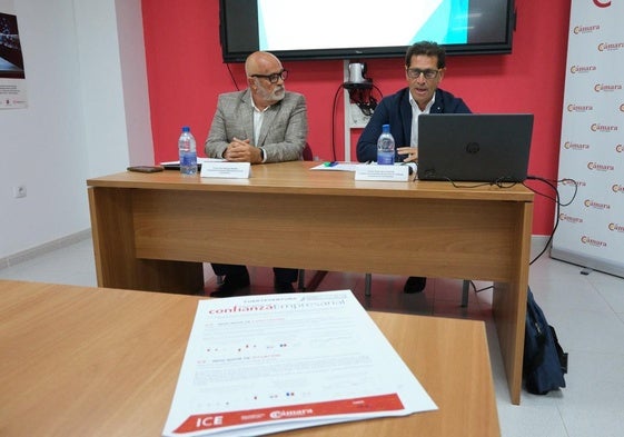 El presidente y el responsable respectivamente de la comisión de economía de la Cámara de Comercio de Fuerteventura, Juan Jesús Rodríguez Marichal y Juan Tomás Benítez Figueroa.