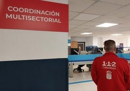 Un trabajador del Centro Coordinador de Emergencias y Seguridad (CECOES) 112 .