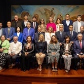 Elizabeth Hernández y su sucesor al frente del SCS (en el centro) con los miembros de la Junta Directiva entrante y saliente.