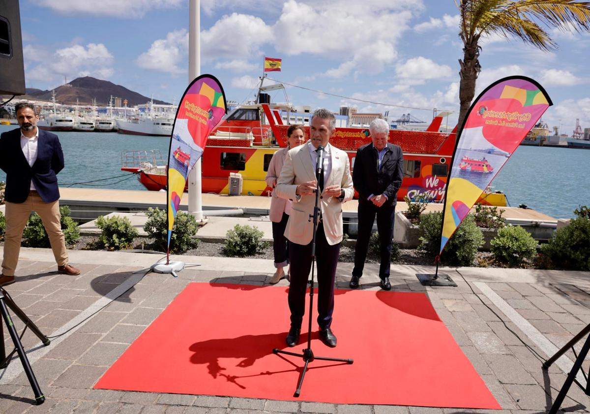 Imagen principal - Imagenes de la presentación, con Isaac Flores (arriba a la izquierda), Pedro Quevedo (abajo a la izquierda) y Beatriz Calzada.
