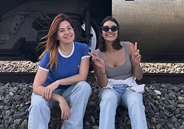 Ambas artistas amenizaron con música la espera en el tren durante el apagón.