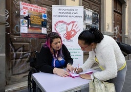 Janeth Duro (i) en la recogida de firmas para impulsar una ley contra el acoso escolar.