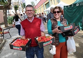Juan y Eva, durante su visita el pasado año a la Feria de la Fresa de Valsequillo.
