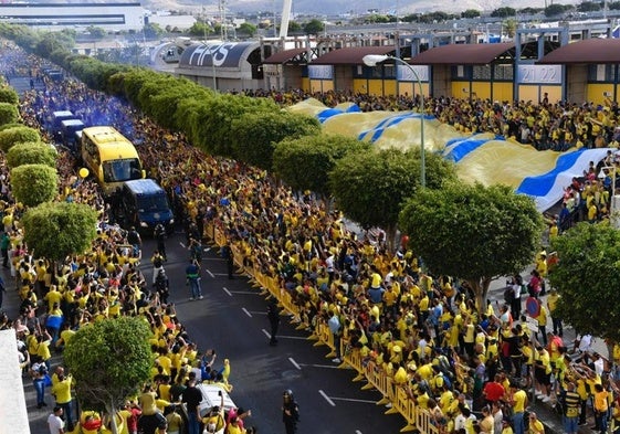 La guagua de la UD Las Palmas bajando por la calle Fondos de Segura.