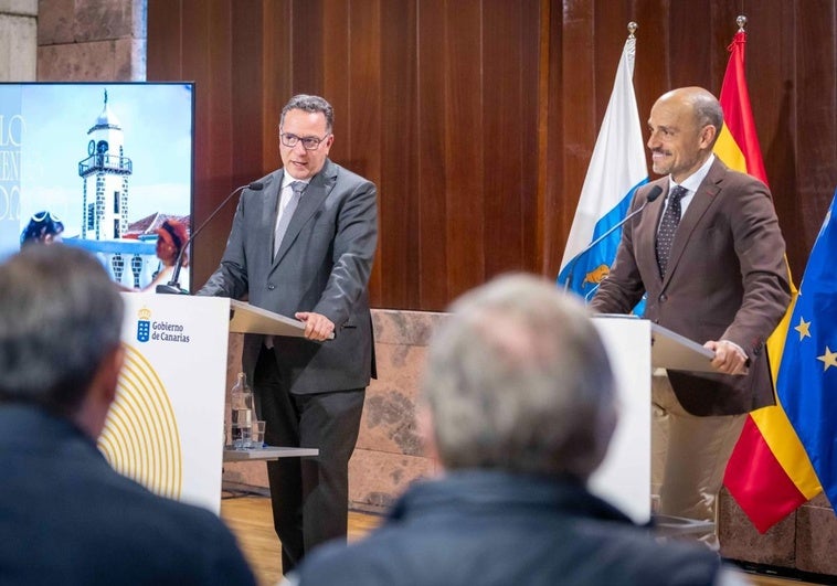 Imagen de Poli Suárez (i) y Alfonso Cabello (d) durante la presentación.