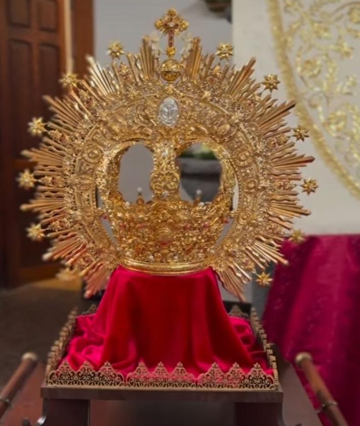 Imagen secundaria 2 - Imagen de la Virgen del Carmen, la saya y la corona.