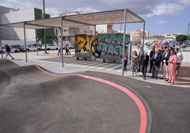 Autoridades junto al circuito de bicicletas.