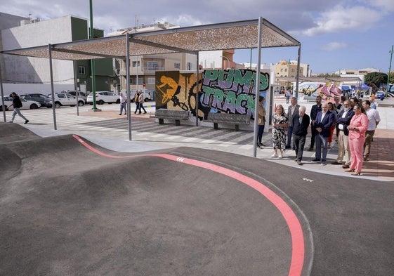 Autoridades junto al circuito de bicicletas.