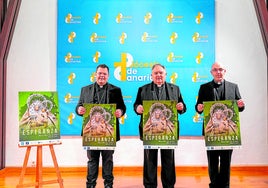 De izquierda a derecha, Cristóbal Déniz, José Mazuelos y Jorge Martín de la Coba con el cartel de la Bajada.
