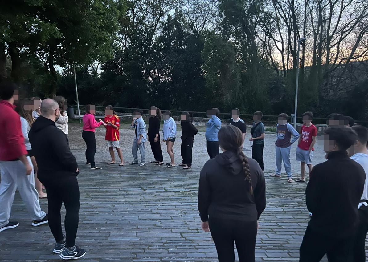 Imagen secundaria 1 - Los alumnos del IES Santa Brígida, la directora del centro y el resto de docentes en el Camino de Santiago durante el apagón