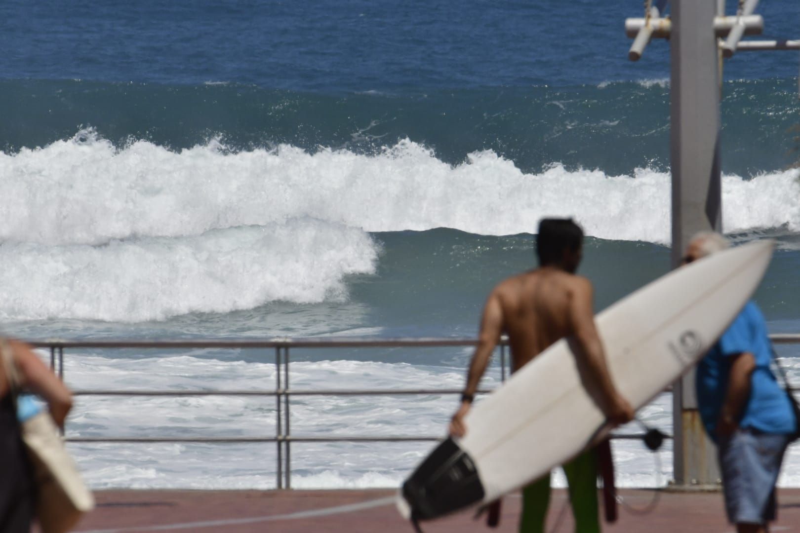 El fuerte oleaje sorprende a los bañistas en Las Canteras