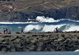 El fuerte oleaje sorprende a los bañistas en Las Canteras