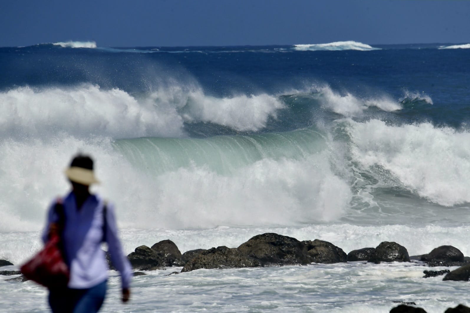 El fuerte oleaje sorprende a los bañistas en Las Canteras