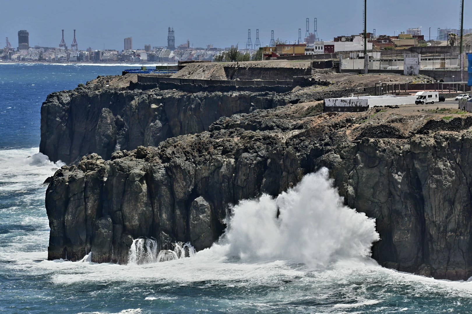 El fuerte oleaje sorprende a los bañistas en Las Canteras