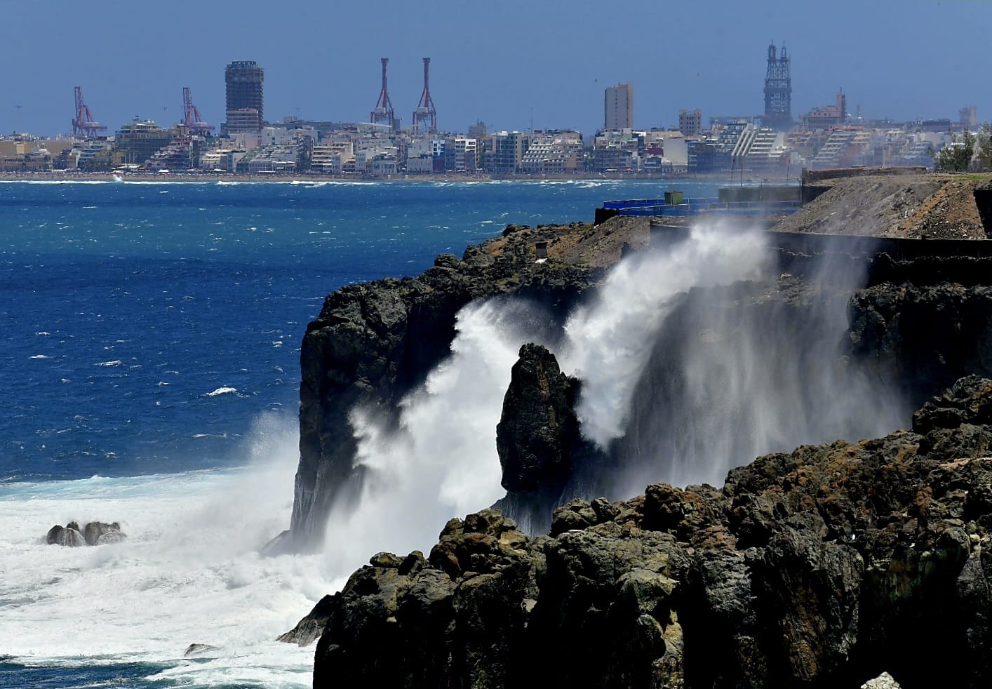 El fuerte oleaje sorprende a los bañistas en Las Canteras